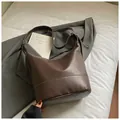 Dunkelbraune Vintage-Beuteltasche aus mattem Leder mit weißen Kontrastnähten für Damen - Ohne Anhänger / Braun