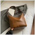 Hobo-Schultertasche in Karamellbraun mit Kontrastnähten und großem Volumen - Ohne Anhänger / Braun