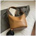 Braune Beuteltasche aus Kunstleder mit verstellbarem Gurt und Ziernähten - Ohne Anhänger / Khaki