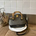 Borsa a tracolla in pelle scamosciata grigia con manico in bambù e dettagli leopardati - Grigio Senza Pendente