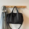 Grande borsa tote in pelle scamosciata nera con manici e fibbie laterali regolabili - Nero