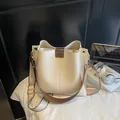 Elegante borsa a secchiello color crema con accenti in pelle marrone e tracolla larga - Bianco Sporco