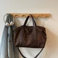 Grande borsa tote vintage con stampa leopardata e tracolla su un appendiabiti in legno - Leopardo Caffè