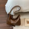 Sac sous le bras en similicuir marron caramel avec surpiqûres blanches et boucle en laiton - Brun Sans Pendentif