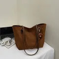 Braune Shopper Tasche aus Wildlederimitat mit langen Henkeln und Bärenanhänger für Damen - Braun