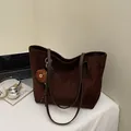 Minimalistische große braune Tragetasche mit Bärenanhänger und schmalen Riemen - Kaffeebraun