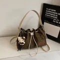 Borsa a secchiello leopardata con ciondolo a gattino in peluche e tracolla in pelle marrone - Marrone