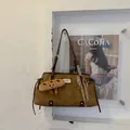 Borsa tote vintage marrone goffrata con stampa cartoon e ciondolo di peluche - Marrone con Ciondolo