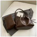 Set borsa tote marrone caffè scuro in pelle sintetica lucida con pochette coordinata - Set di borse a spalla / Marrone