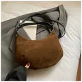 Sac croissant en daim marron avec bandoulière noire et boucles métalliques - Marron