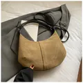 Sac à bandoulière en daim kaki rétro avec coutures contrastées et fine bride noire - Kaki