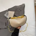 Beigefarbene gewebte Halbmondtasche mit IT CHICK-Druck und goldenem Metallgriff - Schwarz