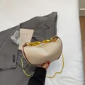 Beige gewebte Handtasche mit braunem Lederbesatz und goldenem Wellengriff und Kette - Kaffeebraun