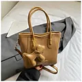 Braune Handtasche mit Webstruktur, Hund-Anhänger und verstellbarem Riemen zum Umhängen - Webdesign / Khaki (Mit Hund-Anhänger)