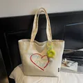 Cremefarbene Canvas-Einkaufstasche mit Herz-Stickerei und gelbem Blumenanhänger - Mit Anhänger / Khaki
