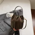 Bolso saco de ante sintético marrón oscuro con flecos largos y cordón de estilo retro - Verde