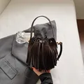Bolso cubo de ante marrón oscuro con flecos largos y correa ajustable para el hombro - Café