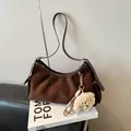 Borsa a spalla scamosciata marrone scuro con ciondolo a cucciolo e tasca laterale - Caffè Con Pendente