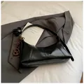 Bolso de hombro negro brillante minimalista con costuras decorativas y estilo vintage - Con Colgante / Negro