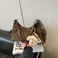 Borsa a spalla retrò in pelle scamosciata marrone scuro con ciondolo a forma di cane - Verde con Ciondolo