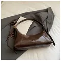 Bolso hobo de piel brillante marrón oscuro con correa vintage y detalle de anillo metal - Con Colgante / Marrón