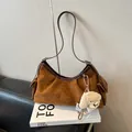 Borsa hobo in pelle scamosciata marrone con tasche laterali e ciondolo a cane - Marrone con Ciondolo