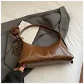 Bolso retro marrón debajo del brazo en cuero brillante con colgantes decorativos - Con Colgante / Marrón