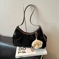 Borsa hobo in camoscio nero con spalline in pelle marrone e un ciondolo a forma di orsetto - Nero Con Pendente