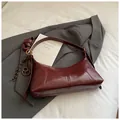 Bolso de axila burdeos minimalista en cuero encerado con costuras decorativas y borlas - Con Colgante / Burdeos