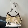 Beige Wildleder-Umhängetasche mit braunem Lederbesatz und süßem Welpen-Anhänger - Weiß Mit Anhänger