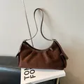 Dunkelbraune Schultertasche aus mattem Wildleder mit verstellbarem Riemen und Seitentaschen - Braun Ohne Anhänger