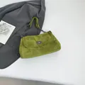 Grasgrüne Schultertasche aus Wildleder mit Metallkette und Drehverschluss in schickem Stil - Grün