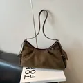 Dunkelbraune Schultertasche aus mattem Wildleder mit Retro-Design und Silberschnalle - Grün Ohne Anhänger
