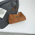 Braune Wildleder-Einkaufstasche mit Kettenriemen und Metallverschluss auf Blazer - Gelbbraun