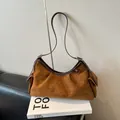 Retro dunkelbraune Umhängetasche aus mattem Wildleder mit Seitentaschen und Trageriemen - Braun Ohne Anhänger
