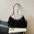 Minimalistische Hobo-Schultertasche aus schwarzem Wildleder mit braunem Lederbesatz - Schwarz ohne Anhänger