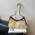 Große beige Schultertasche aus mattem Wildleder mit dunkelbraunem Lederbesatz - Weiß Ohne Anhänger