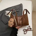 Borsa a spalla retrò marrone in ecopelle con ciondolo a cane e tracolla inclusa - Marrone