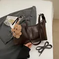 Borsa sottobraccio retrò marrone scuro in pelle PU con ciondolo cane e tracolla - Marrone