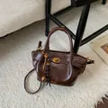 Bolso tote de cuero brillante marrón oscuro con cierre dorado y detalle de cuadros - Marrón
