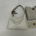 Détail du grand sac cabas crème avec breloque en perles de bois et logo de la marque - Avec Pendentif / Blanc
