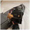 Sac à dos vintage en similicuir noir avec surpiqûres et breloque ours en peluche - Noir Avec Pendentif