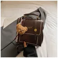 Sac à dos en similicuir café foncé avec charm ours en peluche et coutures blanches - Café Avec Pendentif