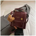 Sac à dos chic en similicuir bordeaux avec coutures blanches et breloque ours en peluche - Rouge Vin avec Pendentif