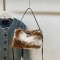 Elegante borsa a tracolla in pelliccia leopardata con cinturino in ecopelle - Color Alpaca