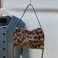 Borsa a spalla leopardata in ecopelliccia con tracolla marrone per l'autunno - Stampa leopardata