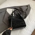 Modieuze bucket bag met luipaardprint van zwart kunstleer met dubbele handgrepen - Zonder Hanger / Zwart