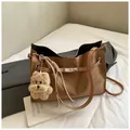 Braune Tragetasche aus mattem Leder mit Metallschloss und Plüschhund-Anhänger - Khaki mit Anhänger
