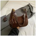 Borsa sottobraccio retrò marrone in pelle scamosciata con nappa e tracolla rimovibile - Con Ciondolo / Marrone