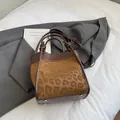Bruine bucket bag met luipaardprint, lederen details en verstelbare schouderriem - Zonder Hanger / Bruin